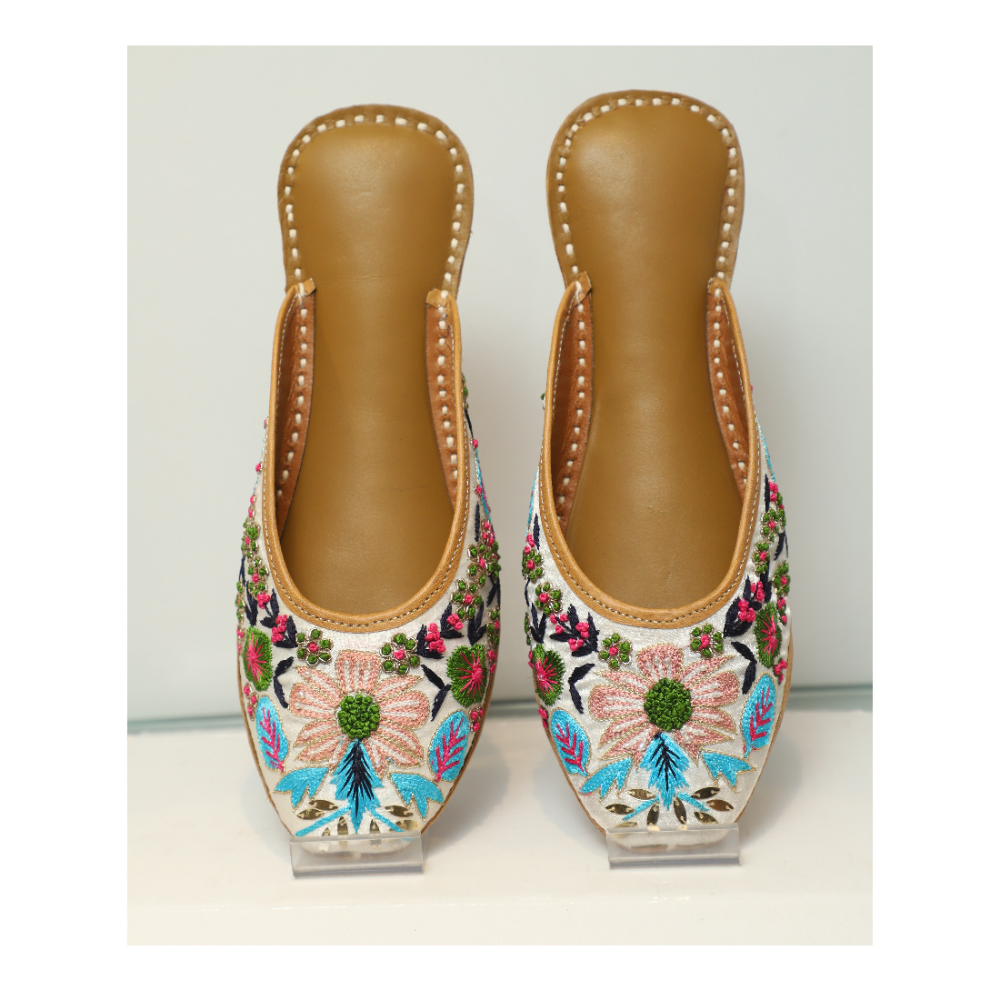 Fancy Back Open Jutti – Glamour in Every Step