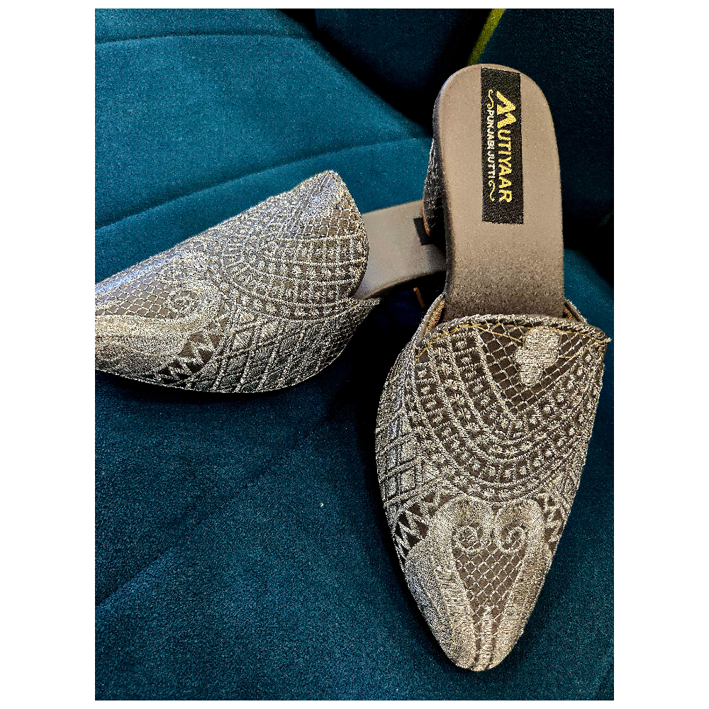 Ladies phulkari jutti